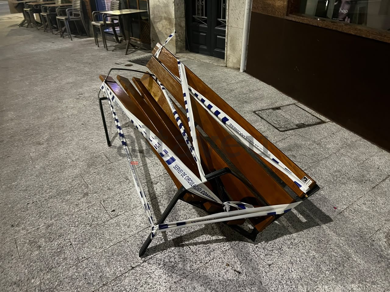Un vehicle entra contra direcció al carrer de la Llacuna i s'enduu un banc