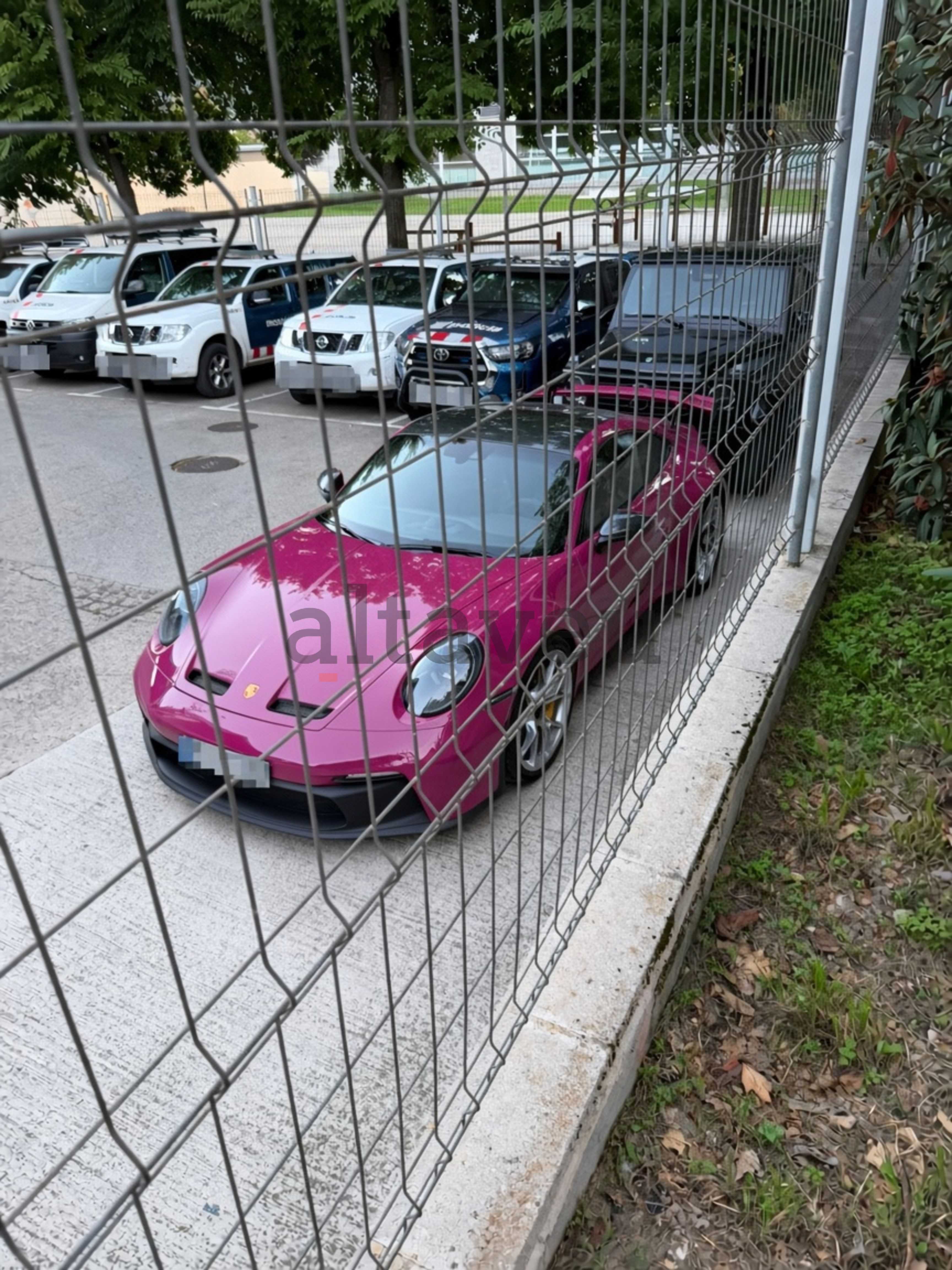 Alliberat un dels dos detinguts pel robatori de cotxes de luxe en un concessionari de la Comella