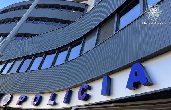 Detingut un home per causar danys en una porta d’un establiment d’oci nocturn i trobar-se en possessió de cocaïna
