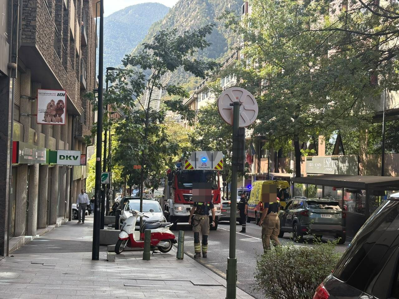 Mobilització de policia i bombers per una defunció en un domicili de Prat de la Creu