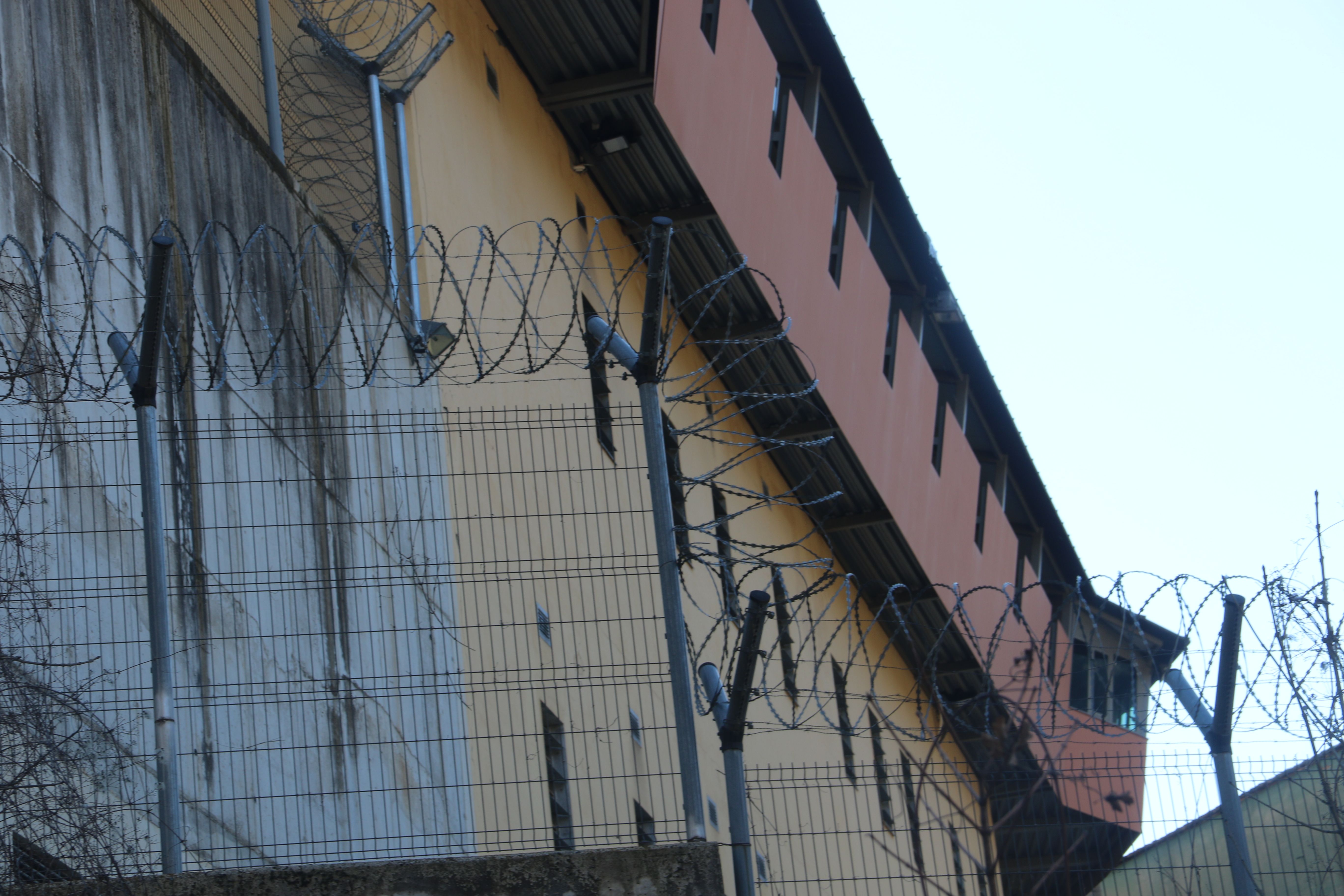Empresonat per incomplir una ordre d'expulsió i esbatussar-se amb la família i la policia