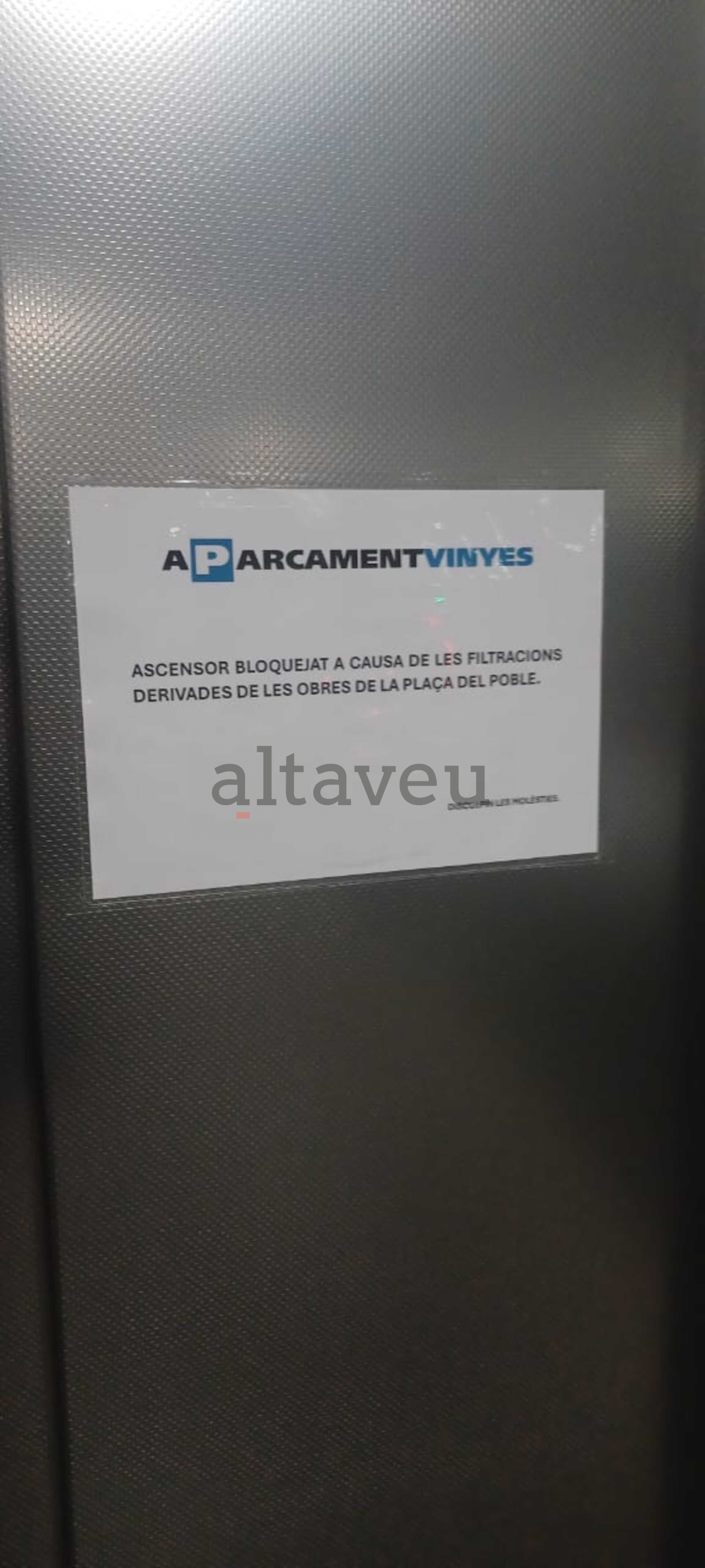 Noves filtracions d'aigua obliguen l'aparcament Vinyes a aturar un dels ascensors